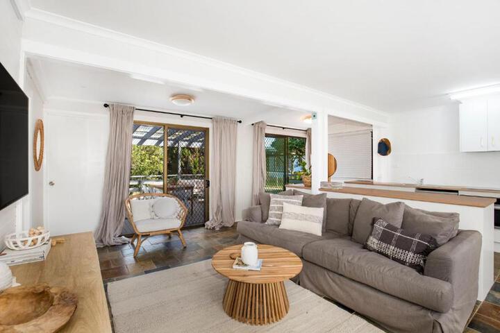 Boho - Pet Friendly - 1 Min Walk to the Beach