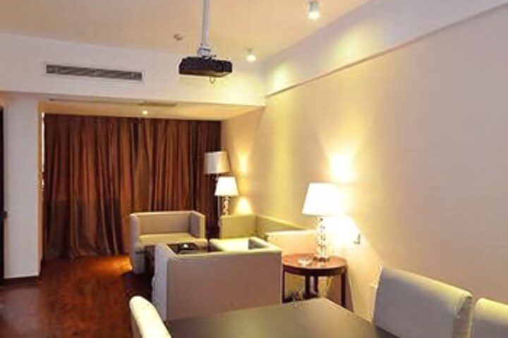 Room 4 of 8