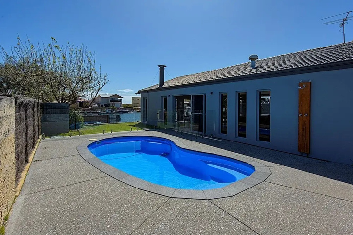 Pool 11 of 24
