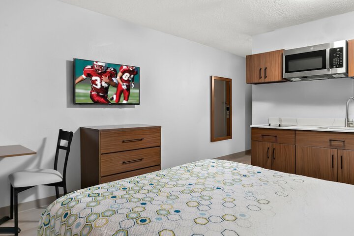 ADA Accessible Studio 1 Queen Bed (8 of 9)