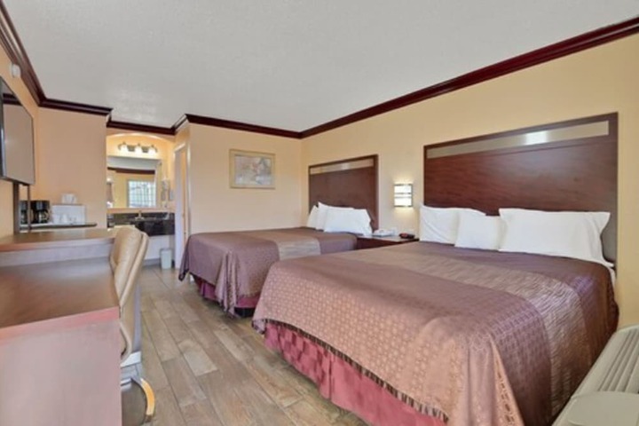 Standard Room, King or Two Doubles (6 of 9)