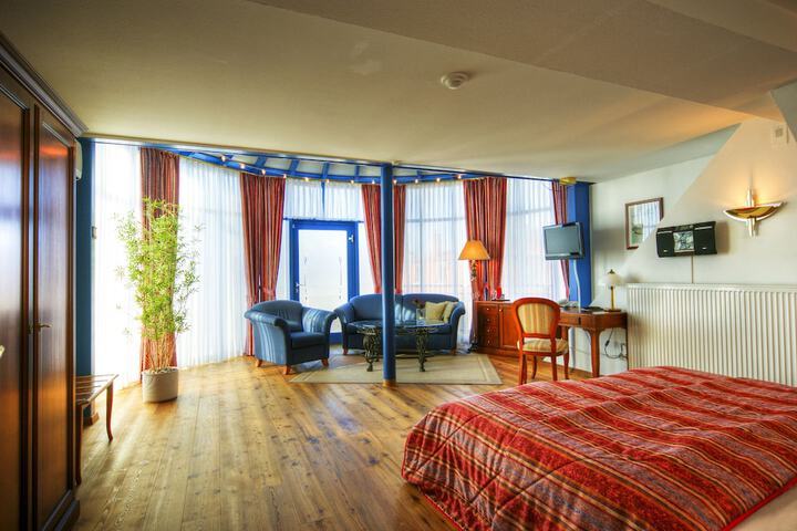 Room 6 of 33