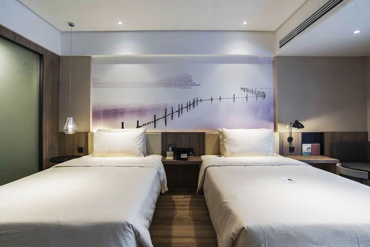 Room 21 of 68