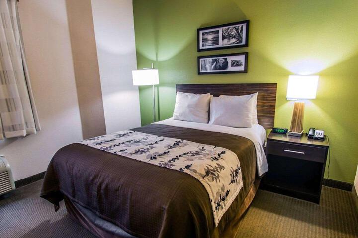 1 Queen Bed (4 of 14)
