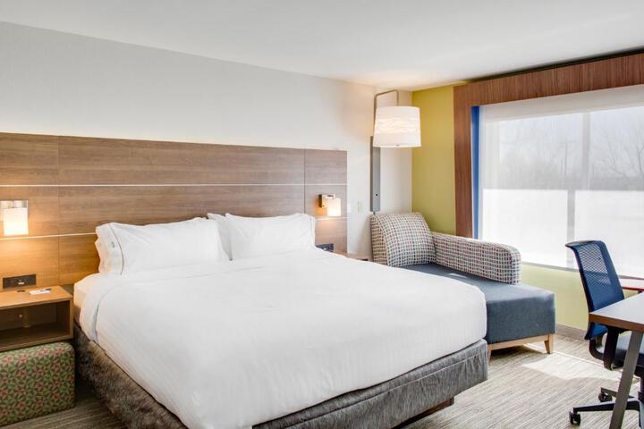 1 King Bed (6 of 9)