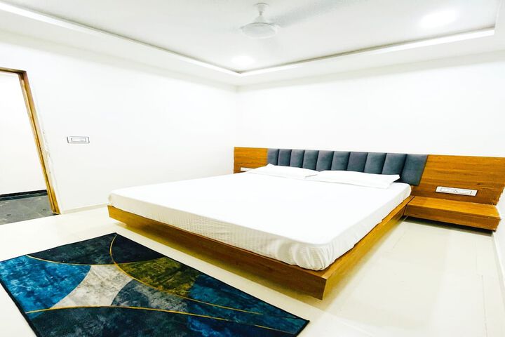Room 32 of 43