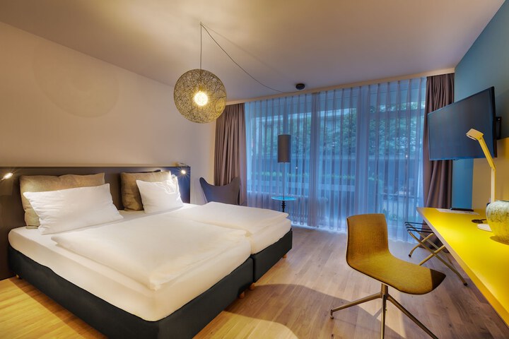 Room 32 of 76