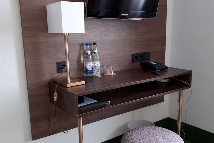 Room 11 of 18