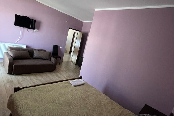 Room 4 of 11