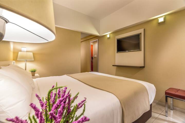 Room 9 of 40