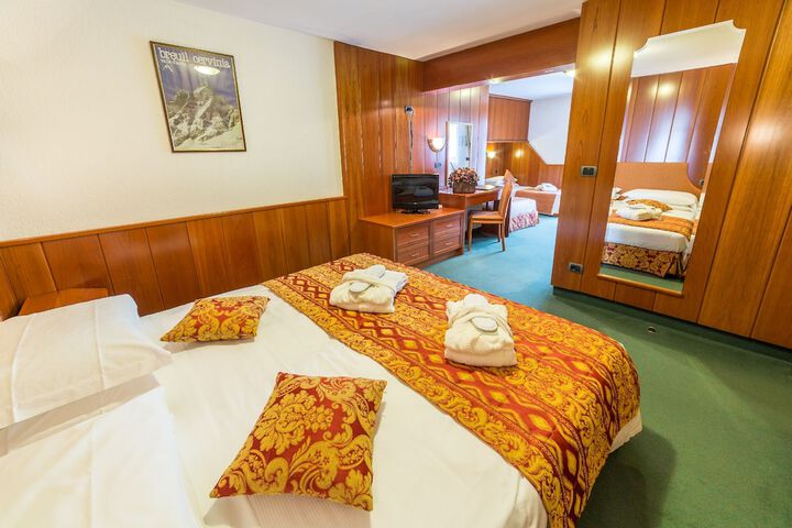 Room 4 of 176