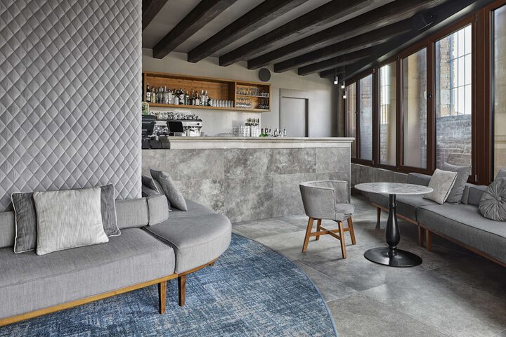 Lounge 67 of 81