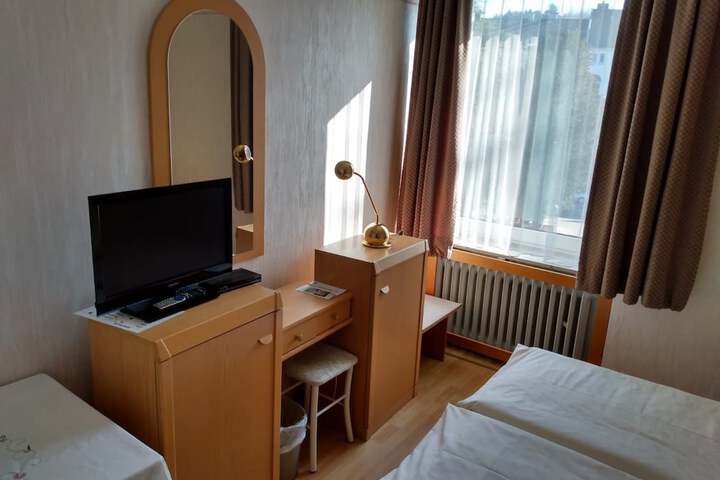 Room 8 of 11