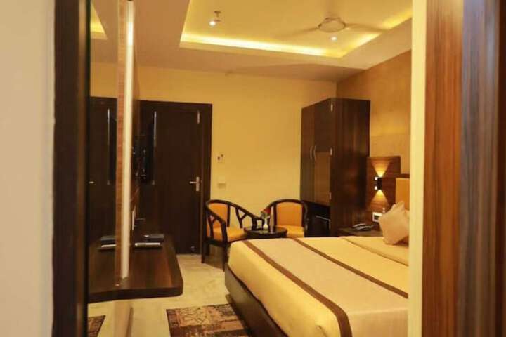Room 4 of 13