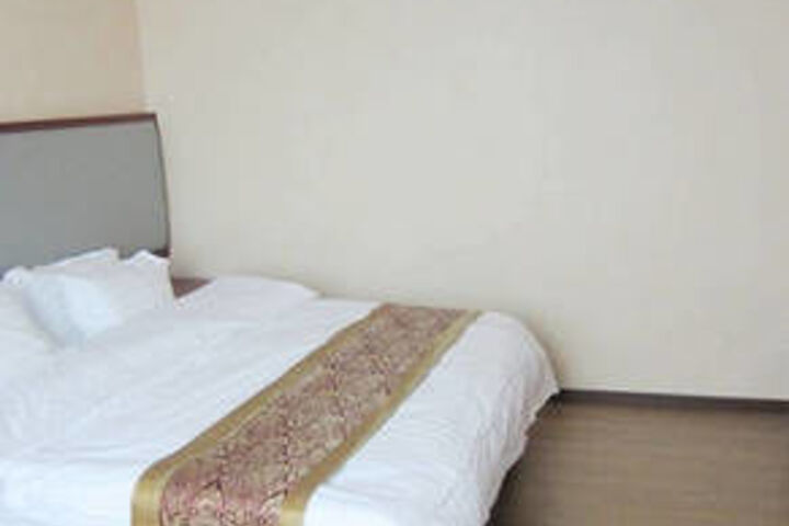 Room 13 of 40