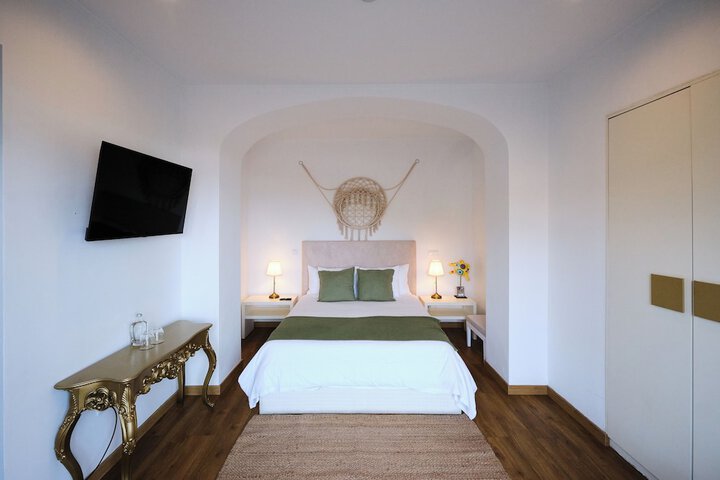 Room 5 of 76