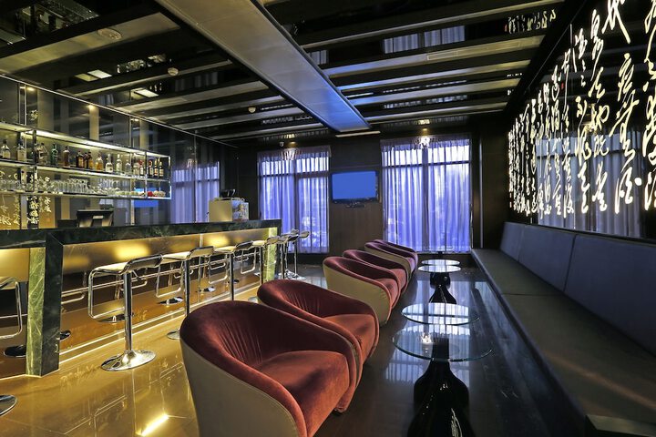 Lounge 66 of 86