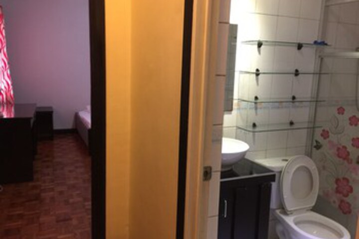 Room 5 of 103