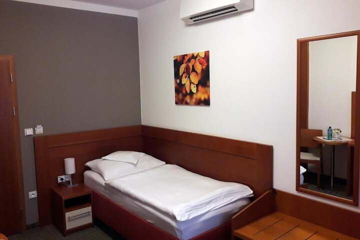 Room 6 of 24