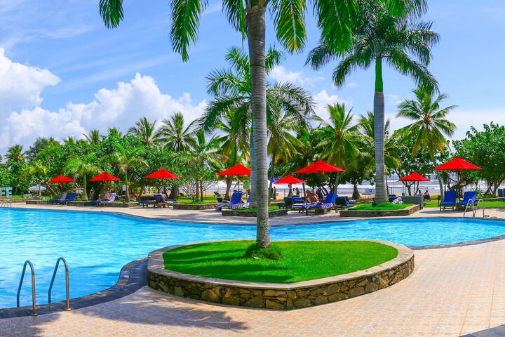 Hotel with Pool
