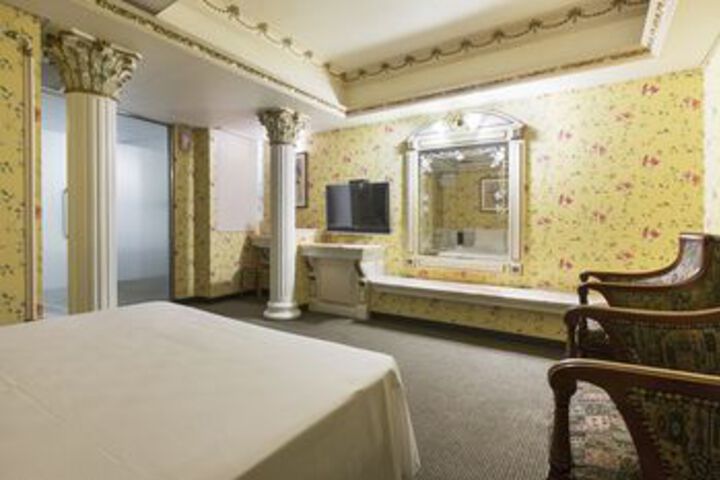 Room 5 of 19