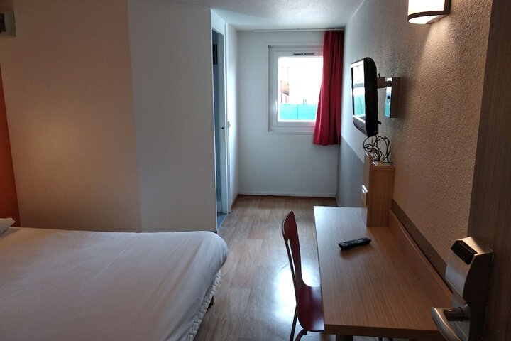 Room 11 of 48
