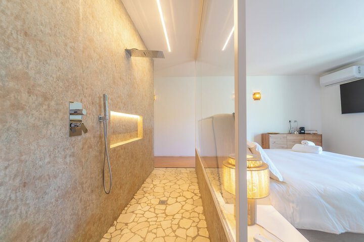 Room 25 of 93