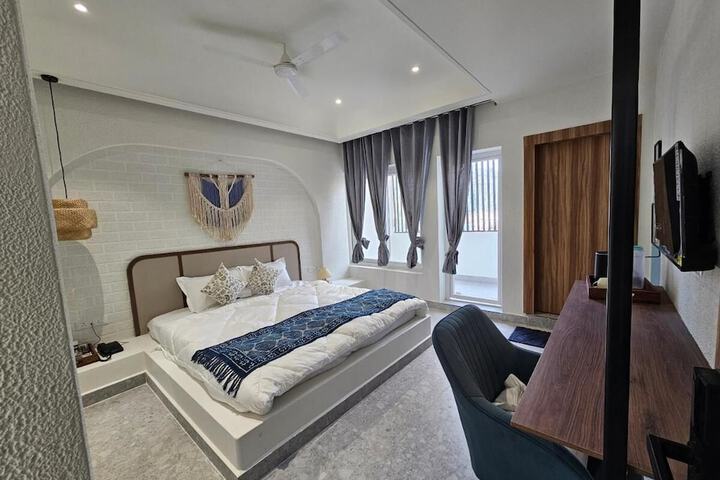 Room 6 of 10