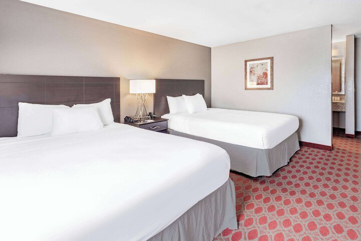 2 Queen Beds (4 of 6)