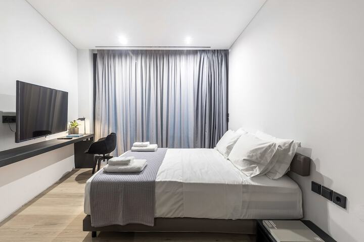 Room 5 of 182