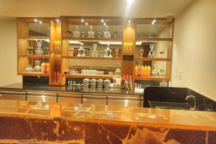 Lounge 16 of 21