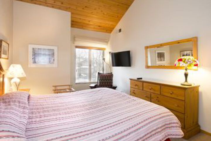 Room 5 of 12