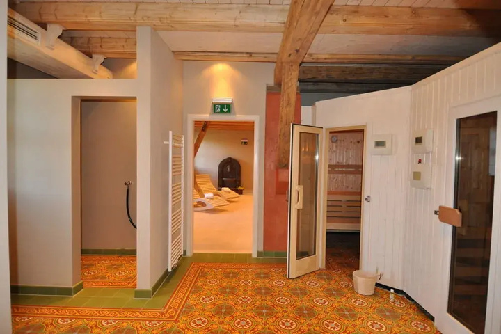 Room 4 of 12