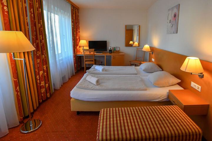 Room 8 of 18