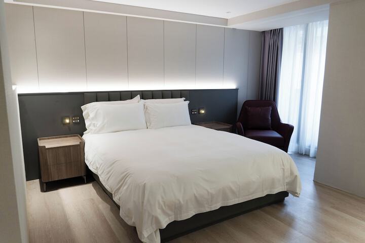 Room 28 of 83