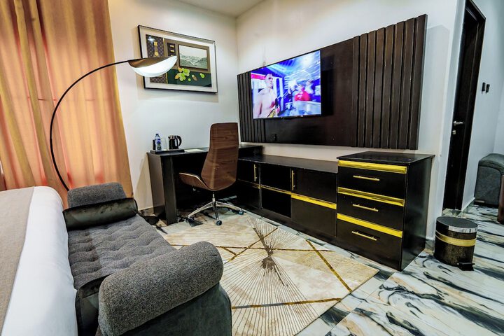 Room 14 of 87