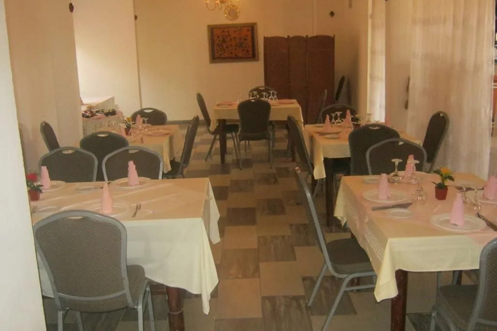 Dining 8 of 8