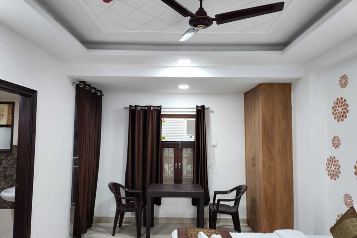 Room 5 of 13