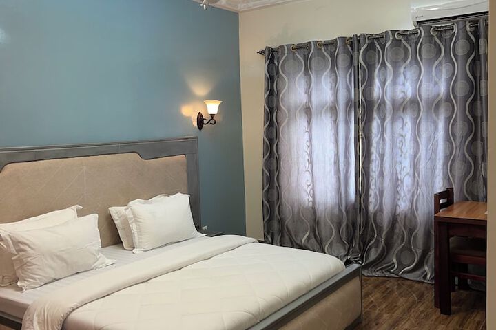 Room 5 of 12