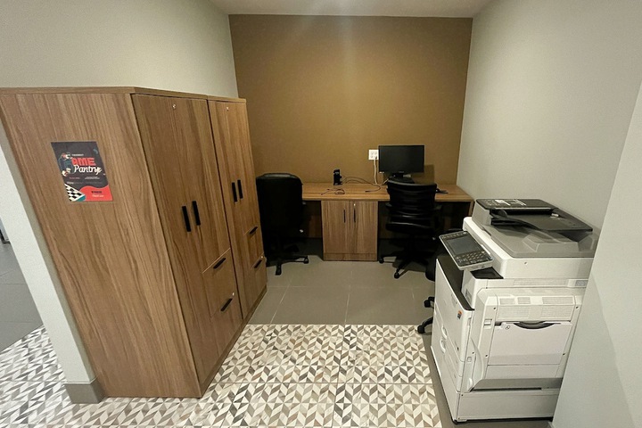 Business Center 18 of 21