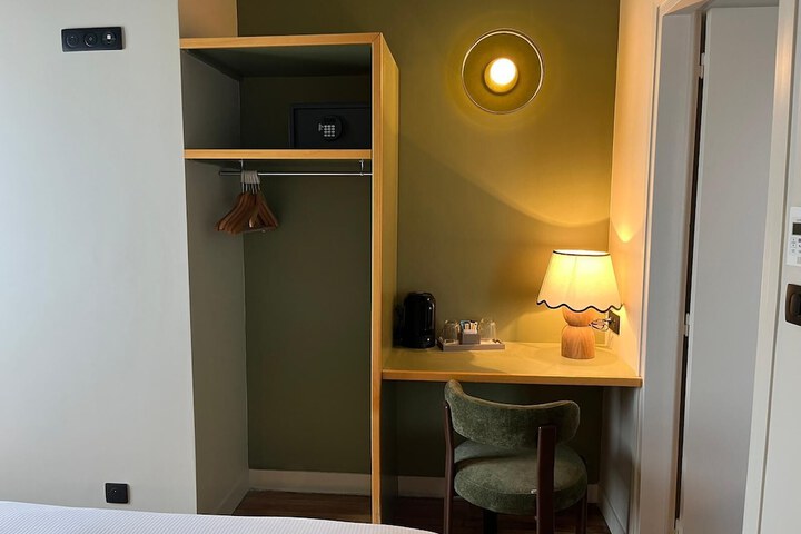 Room 5 of 11