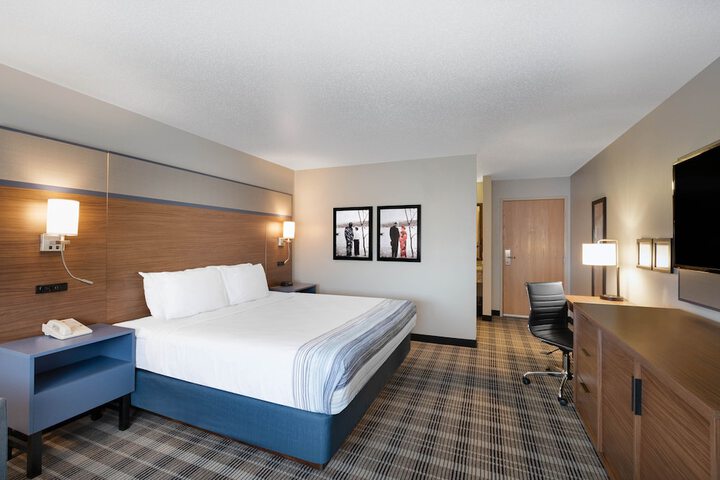 1 King Bed Deluxe Room (11 of 17)