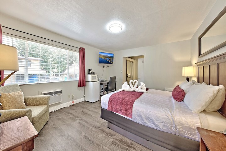 1 King Bed (2 of 28)