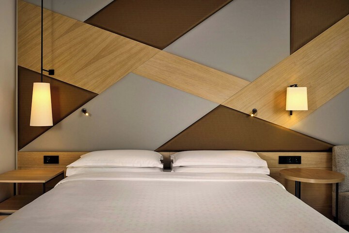 Room 4 of 90