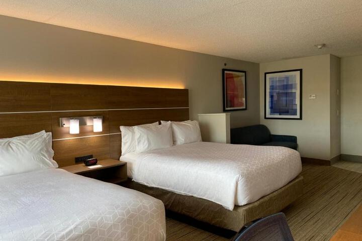 2 Queen Beds (17 of 22)
