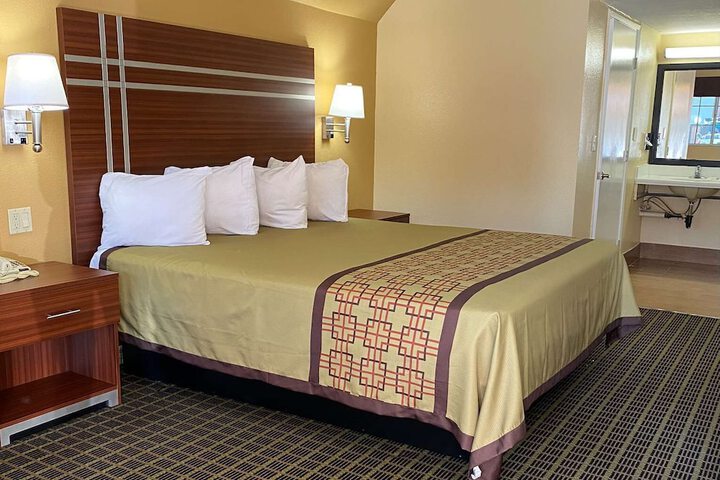 1 King Bed (9 of 13)