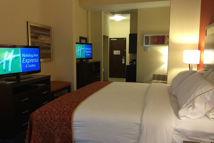 1 King Bed (3 of 7)