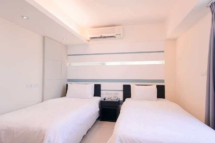 Room 13 of 37