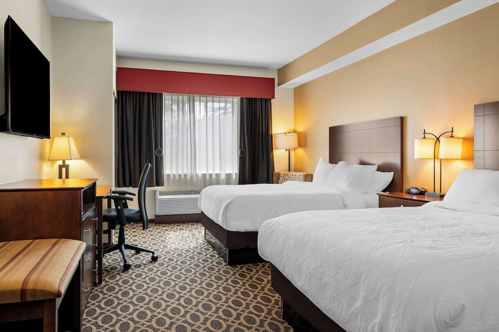 2 Queen Beds Introm Busns High Speed Iron Continental Breakfast (10 of 11)