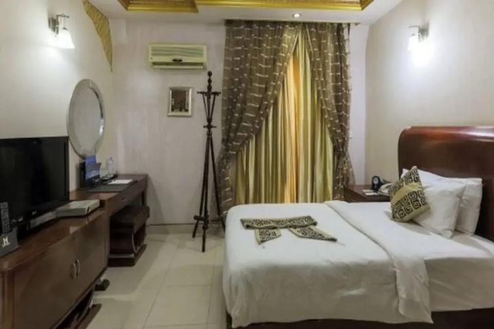 Room 2 of 6